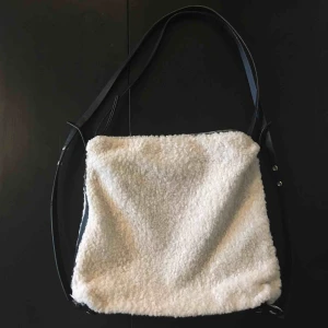  - Väska från Carin Wester. Sparsamt använd. Mycket fint skick. Mått ca 31x37 cm. Kan användas som axelväska eller på ryggen (justerbara band). 