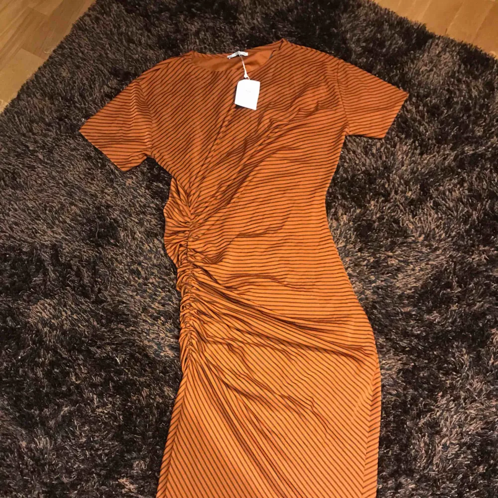 Ny klänning från Zara. Snygg stretch i höstlig färg.. Klänningar.