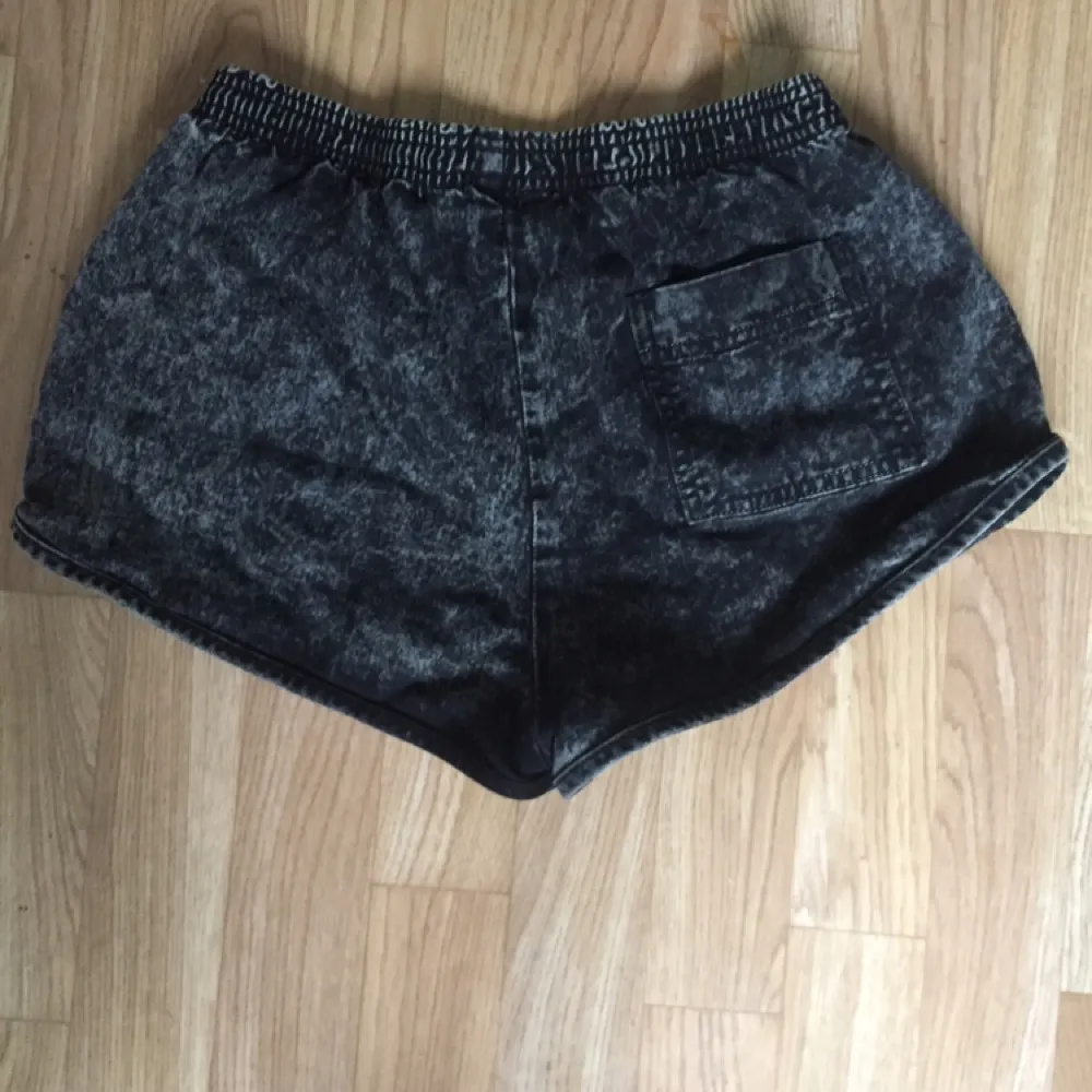Stentvättade svart jeansshorts från American Apparel  strl M. Fint skick. . Shorts.