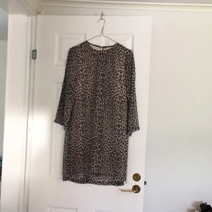  - Klänning i leopard. Skön material till sommaren. Normal i storlek ej tajt. Klänning från Dry Lake i stl xs
Ordinarie pris 799kr
Skick: nästan som ny
Frakt tillkommer 