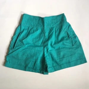  - 🐬Vintage shorts🐬 
Perfekta att glida runt i en sommardag, sköna och bra passform. Livar enkelt upp en clean tisha.
Fickor, höga i midjan, resår i midjan, små knappar på sidan (se bild)

Frakt tillkommer eller så kan jag mötas upp i Sthlm.
Skriv vid frågor/intresse!