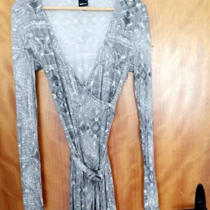  - Söt omlottklänning från Gina Tricot. Aldrig använd, nypris 300. Frakten tillkommer. 