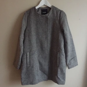  - jacka från monki, köpt på rea. aldrig använd. köparen betalar frakt.
