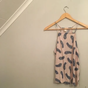  - Linne från HM med fjädermönster. Superfin och skönt material, använt varsamt och i bra skick! 
Köparen står för frakten 🌸