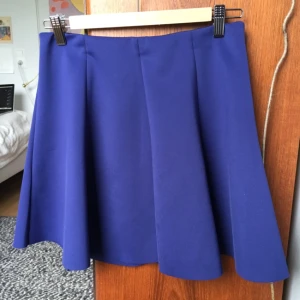  - Kjol från benetton, använd tre gånger. Superfint fall, passar allt från 36:or till 40:or i och med resåren! Frakt 40 kr!
