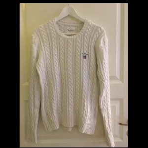  - Jättefin stickad tröja från bondelid, knappt använd