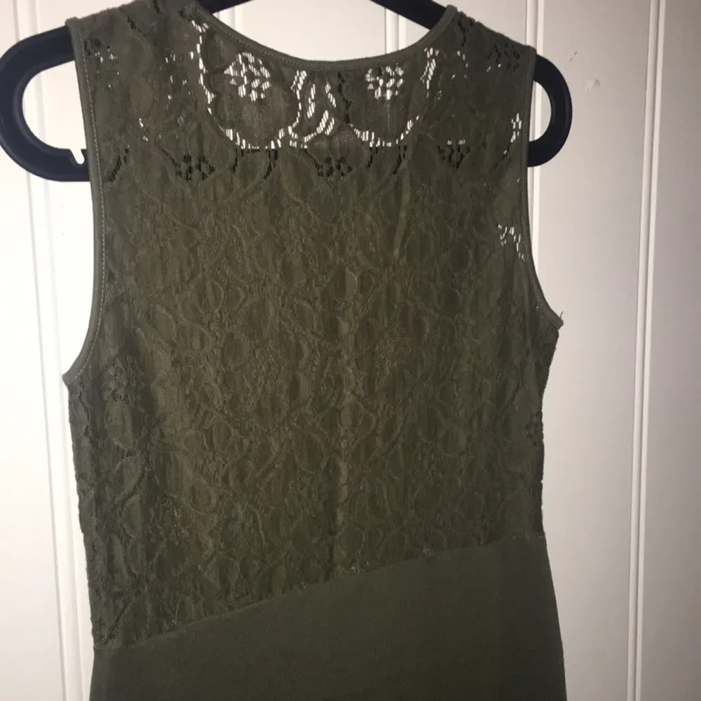 Militärgrön klänning med spetsdetaljer på sidorna och i ryggen. Aldrig använd. . Klänningar.