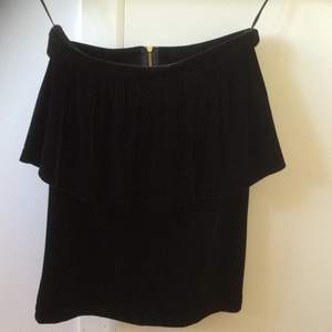 Silkig kjol från Mango, aldrig använd, prislapp kvar. 90 % polyester 10 % elastane