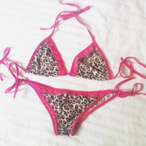  - Leopard bikini med rosa detaljer, storlek small. Knappt använd, bra skick. Frakt betalas av köpare! 