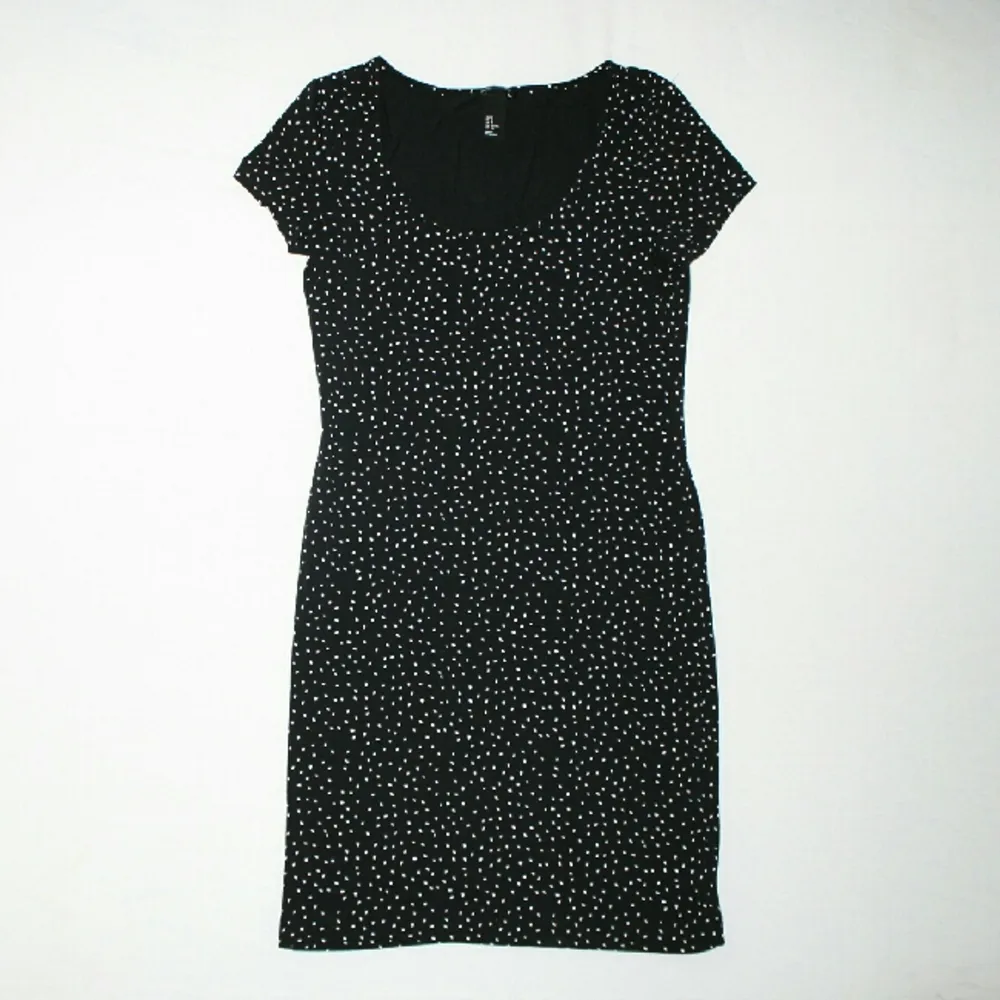 Basic klänning från H&M.
Skick= Nästan aldrig använd.

Fraktkostnader tillkommer😚. Klänningar.