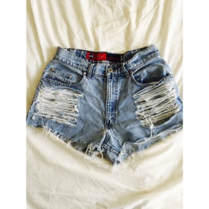  - Levis shorts i fint skick,använda några gånger men syns inte. W30 passar en medium. Möts upp i Stockholm eller skickas. 