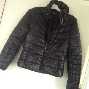  - Höst/vinter svart jacka. Oanvänd