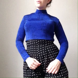  - Stretchig crop top med glittermönster