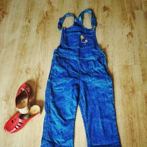  - Hängselbyxor från Hm med utsvängda ben och med lite egengjord brodyr på framsidan 🏵