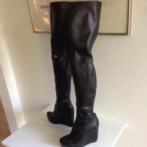  - Säljer nu mina supersnygga overknee stövlar från scorett (märke: tiamo). Aldrig använda, endast testade inomhus. Skorna är helt i nyskick, endast ett pyttelitet märke på ena klacken/hälen som absolut inte syns (orsakades i samband med flytt). Skorna är köpta för 999 kr, som sagt, helt nya. Hämtas i Ålstorp, Löddeköpinge eller fraktas mot betalning! Storlek 37, klackhöjd cirka 11-12 cm. Går en bit över knäna och sitter tight och snyggt om benen!