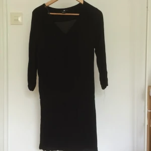  - Kort klänning ifrån HM. Tajt nertill. Tar swish, köparen står för frakten. 