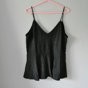  - Glittrigt peplum linne från H&M 


FRAKT TILLKOMMER  (kan samfrakta)