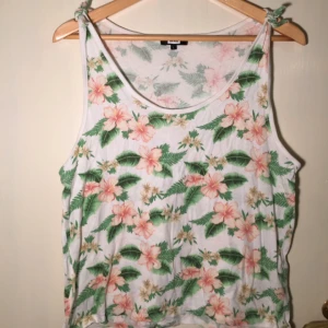  - Sommrigt, härligt linne. Knytdetaljer vid axlarna 