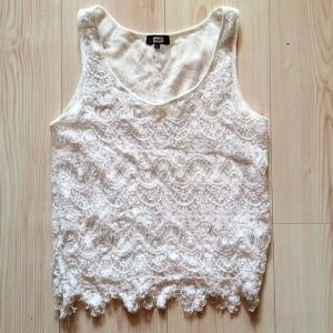  - vitt linne med mönster från bikbok i bra skick!

kan lämnas i örebro, askersund eller hallsberg, annars pris+frakt!

säljer den pga att jag har för mycket kläder i garderoben och den kommer helt änkelt inte till användning längre! 