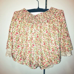  - Söt blommiga shorts! Aldrig använt🌸
Frakt 50kr.
Swish eller mötas upp i Strängnäs.