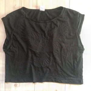  - svart mag t-shirt med fågeltryck🕊
redigerat bilden så man ska kunna se fågeltrycket bättre! dock så ser den inte svart ut, men den är svart och är i riktigt bra skick! 

tar gärna swish! finns att hämta i askersund,hallsberg eller örebro annars pris+frakt!

säljer pga av att jag har för mycket kläder och den kommer helt enkelt inte till användning längre