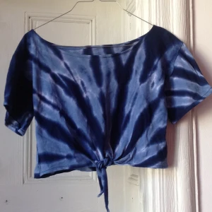  - Blå dipdye magtröja med knytdetalj. 

Kan mötas upp i Stockholms innerstad. 
Köparen står för frakten. 