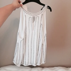  - Galet fint linne från BikBok, köpt för 299:- i vintras och använt en endast gång pga inte riktigt min stil :-( Är 

Det har massa små pärlor och väger därför lite tyngre än ett vanligt vilket jag tyckte var väldigt skönt faktiskt! Väldigt fint material 🙆🏼