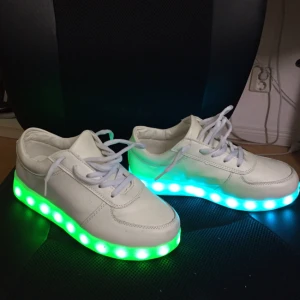  - Blinkande skor, blinkar i nio olika färger. Använda 2 ggr. Nypris 399kr + frakt. Det är en 39:a men passar mer som en 38:a!