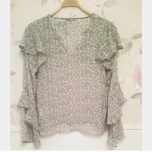  - Tunt silkig topp med blommigt mönster. somrig med jätte fina volang ärmar. Den är luftig så den passar ganska många kroppstyper. Happy shopping ♡
