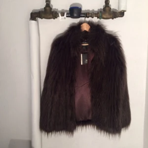  - ⭐️Jacka i fejkpäls, aldrig använd.
Strl 38
Tar swish, kan mötas upp i Stockholms innerstad.
Köparen står för frakten.