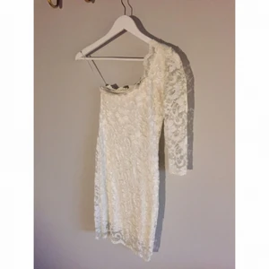  - Romantiskt fin vit over one-shoulder dress i spets köpt från Nelly! 🌸

Endast använd en gång på dop. Jätte skön med undertyg så den är inte genomskinlig! Storlek S men passar nog en XS också eftersom den formar sig fint efter kroppen.

Köpare betalar frakt, swish finns!