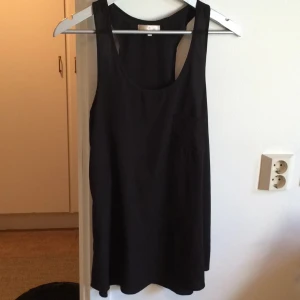  - Linne som går ner lite över rumpan. Passar en M.