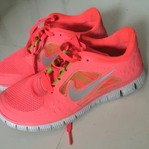  - Superfina Nike free run 3 i rosa korall! Använda 5 ggr. 
Skickas mot frakt för 69kr. Betalning via svisch! 