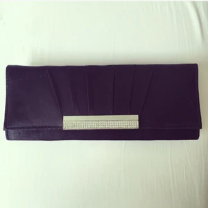  - Elegant liten afronväska/clutch. Passar till olika festsammanhang. Ca 30 cm lång och 10 cm bred.