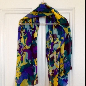  - Tunn mönstrad scarf i skön chiffong. 