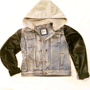  - Cool jeansjacka med läderarm och grå tyg luva som går att ta av. Från Australien! 
