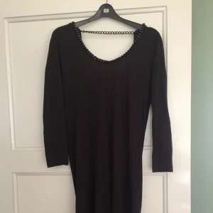  - Mörkgrå klänning från Rodebjer strl XS men e ganska vid så passar S oxå. Kedja vid ringning som fortsätter  på ryggen. Man ser inte hela klänningen på bilden den är inte hellång men lite mer än vad som syns. Kan skicka mer bilder om önskas.

