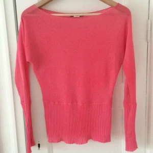  - Söt topp i fint skick. 55% ramie, 45% bomull. Hög mudd som markerar midjan på ett fint sätt. Toppen har blivit för liten för mig 😔. Använd ett fåtal gånger. Hämtas i Hägersten eller skickas mot frakt (35 kr). Lite  rynkig på bild 2 eftersom den legat nerpackad. 