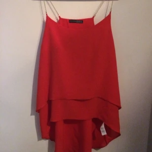  - Blus i skönt material med guldkedje-detaljer. Köpt i London och aldrig använd.

Kan skickas emot fraktkostnad eller mötas runt om Stockholm! Priserna på alla mina saker kan diskuteras då jag vill bli av med allt! 