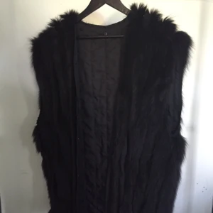  - Svart minkpäls säljes! Super fräsch, knappt använd. Det är äkta päls. Oversized. 