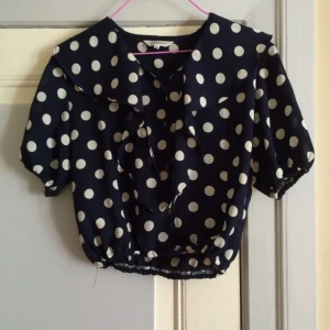  - 🌊Grym vintage sailortopp söker nytt kärleksfullt hem🌊

• Storlek: 9y, passar XXS-XS 
• Märke: Se bild 3
• Material: 100% polyester/viskos
• Skick: Knappt använd, fint skick
• Övrigt: Inga skavanker 
• Frakt: 13kr