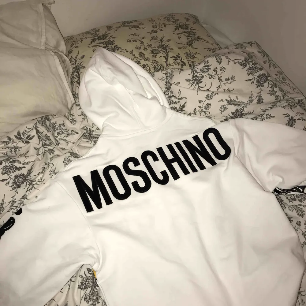MOSCHINO HOODIE slutsåld   Köpte två av denna snygga hoodien från hm x moschino kollektionen för att va säker på rätt storlek. Ska behålla en själv o tänkte kolla om nån ville köpa den andra :) Den är endast testad, med lappar kvar. Hoodies.