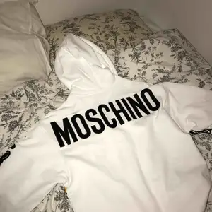 MOSCHINO HOODIE slutsåld   Köpte två av denna snygga hoodien från hm x moschino kollektionen för att va säker på rätt storlek. Ska behålla en själv o tänkte kolla om nån ville köpa den andra :) Den är endast testad, med lappar kvar