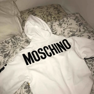  - MOSCHINO HOODIE slutsåld   Köpte två av denna snygga hoodien från hm x moschino kollektionen för att va säker på rätt storlek. Ska behålla en själv o tänkte kolla om nån ville köpa den andra :) Den är endast testad, med lappar kvar