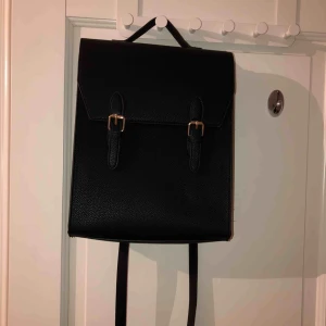  - Svart ryggsäck/handväska från asos! Oanvänd. Långa band men det går att justera och fixa såsom en själv vill. 