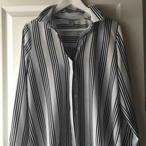  - Randig stilren skjorta i lite silkigt material