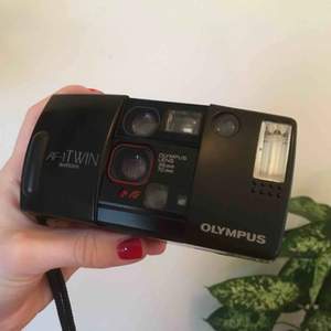 Olympus AF-1 Twin, analog 35mm kamera tillverkad 1988. Fotas med 135-film och 2st  CR123A batterier. Fungerar bra, tar fina och skarpa bilder! Man kan välja mellan tele eller vidvinkel! Ej 50%, frakt: 55kr