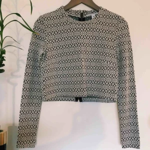  - Magtröja från NLY Trend i storlek XS. Dragkedja på ryggen som ger det lilla extra. Knappt använd, i nyskick. Frakt på 36kr tillkommer.