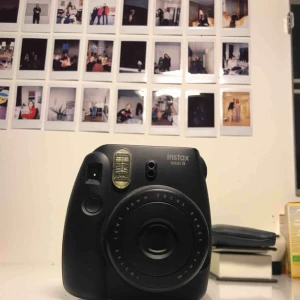  - FUJIFILM polaroid kamera, INTAX MINI 8, tar as bra bilder, och tar all typ av fujifilm film :)