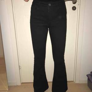 Stretchiga bootcut jeans från Bikbok, använda max 3 gånger